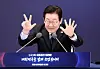 President Lee Jae Myung speaks on his administration’s strategy to build five regional hubs and three special self-governing provinces during a policy briefing from the Presidential Committee for Decentralization and Balanced Development at the Yongsan presidential office in central Seoul on Dec. 8. [JOINT PRESS CORPS]