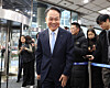 Jin Ok-dong, chairman of Shinhan Financial Group, attends an individual final interview at the group’s headquarters in Jung District, central Seoul, on Dec. 4. [YONHAP]