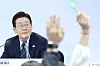 President Lee Jae Myung takes questions from the floor during a town hall meeting held at Jeonbuk National University in North Jeolla on Feb. 27. [NEWS1]