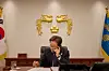 Korean President Lee Jae-myung speaks over the phone with Chinese President Xi Jinping at the presidential office in Yongsan District, central Seoul, on June 10. [PRESIDENTIAL OFFICE]