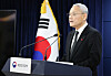 Minister of Culture, Sports and Tourism Yu In-chon gives a public address on Dec. 10 at the government complex in central Seoul. [NEWS1]