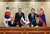 President Yoon Suk Yeol, right back, and Slovak Prime Minister Robert Fico, left back, watch Trade Minister Ahn Duk-geun, right front, and Denisa Sakova, Slovak deputy prime minister and minister of economy, left front, sign memorandums of understanding (MOU) during a signing ceremony in Seoul Monday. [JOINT PRESS CORPS]