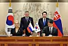 President Yoon Suk Yeol, right back, and Slovak Prime Minister Robert Fico, left back, watch Trade Minister Ahn Duk-geun, right front, and Denisa Sakova, Slovak deputy prime minister and minister of economy, left front, sign memorandums of understanding (MOU) during a signing ceremony in Seoul Monday. [JOINT PRESS CORPS]