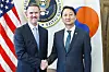Korea's Industry and Trade Minister Ahn Duk-geun, right, and U.S. Trade Representative Jamieson Greer pose for a photo during their meeting in Washington on April 24. [YONHAP]