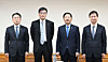 Finance Minister Koo Yun-cheol, second from right, poses with Financial Services Commission vice chief Kwon Dae-young, left, Bank of Korea Gov. Rhee Chang-yong, second from left, and Financial Supervisory Service Gov. Lee Chan-jin during a meeting to check financial markets at the Hall of Banks in Seoul on Jan. 8. [YONHAP]