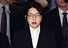 Former First Lady Kim Keon Hee leaves the Seoul Central District Court in Seocho District, southern Seoul, after her pretrial detention hearing ends in the afternoon on Aug. 12. [NEWS1]
