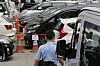 Impounded vehicles meant for Uber service, center, are parked behind a police cordon at a police station in Hong Kong on May 23, 2017. [AP/YONHAP]