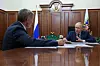 Russia's President Vladimir Putin, right, and Oleg Nikolayev, head of Russia's Republic of Chuvashia, meet at Moscow's Kremlin. [TASS/RUSSIAN PRESIDENTIAL PRESS AND INFORMATION/YONHAP]