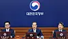 Acting President Han Duck-soo, center, speaks during a Cabinet meeting held at the government complex in central Seoul on April 1. [YONHAP]