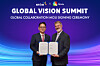 KT&G CEO Bang Kyung-man, left, signs a comprehensive MOU with Altria CEO Billy Gifford on Sept. 23 to establish a strategic partnership in the global nicotine and non-nicotine markets and poses for a commemorative photo. [KT&G]