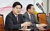 Conservative People Power Party floor leader Kweon Seong-dong, left, speaks during an emergency press conference at the National Assembly in Yeouido, western Seoul, on March 7. [YONHAP]