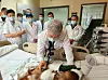 Seoul Asan Medical Center professor Lee Sung-gyu checks six-month-old Li Wei (alias), who was being treated at Tsinghua University’s affiliated Changgung Hospital in Beijing. [SEOUL ASAN MEDICAL CENTER]