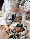 Seoul Asan Medical Center professor Lee Sung-gyu checks six-month-old Li Wei (alias), who was being treated at Tsinghua University’s affiliated Changgung Hospital in Beijing. [SEOUL ASAN MEDICAL CENTER]