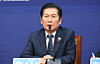 Democratic Party chair Jung Chung-rae speaks during a party leadership meeting at the National Assembly in Yeouido, western Seoul on Dec. 15. [LIM HYUN-DONG]