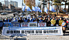Families of the victims of last year's Jeju Air crash chant slogans in front of the War Memorial of Korea in Yongsan District, central Seoul, on Dec. 1, calling for the suspension of a public hearing by the Aviation and Railway Accident Investigation Board and for the body’s independence. [NEWS1]