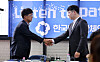 Han Sung-jon, interim chair of the Korean Intern Resident Association, right, greets Ahn Gi-jong, head of the Korean Alliance of Patients Organization, during a visit to the patients alliance's office in Yeongdeungpo District, western Seoul, on July 28. [NEWS1]