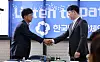 Han Sung-jon, interim chair of the Korean Intern Resident Association, right, greets Ahn Gi-jong, head of the Korean Alliance of Patients Organization, during a visit to the patients alliance's office in Yeongdeungpo District, western Seoul, on July 28. [NEWS1]