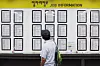 A job seeker looks at a job bulletin board at an employment center in Seoul. According to Statistics Korea’s “Employment Trends” report for September 2025, the construction sector shed 100,000 jobs, marking the largest decline since 2013. [YONHAP]