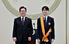 President Lee Jae Myung, left, poses with Lee Sang-hyeok, better known as League of Legends world champion 'Faker,' after presenting him with the Cheongnyong Medal, the nation’s highest sporting honor, during the 2026 New Year’s gathering at the state guesthouse of the Blue House in central Seoul on Jan. 2. [NEWS1]
