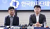 Han Sung-jon, interim chair of the Korean Intern Resident Association, right, and Ahn Gi-jong, head of the Korean Alliance of Patients Organization, speak during a meeting at the patients alliance's office in Yeongdeungpo District, western Seoul, on July 28. [JOINT PRESS CORPS]