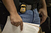 A federal agent wears a badge of Immigration and Customs Enforcement while standing outside an immigration courtroom at the Jacob K. Javits Federal Building in New York on June 10. [AP/YONHAP]