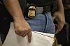 A federal agent wears a badge of Immigration and Customs Enforcement while standing outside an immigration courtroom at the Jacob K. Javits Federal Building in New York on June 10. [AP/YONHAP]