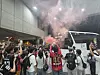 FC Seoul fans block the team bus after the match against the Pohang Steelers at the Seoul World Cup Stadium in western Seoul on June 29 to protest manager Kim Gi-dong, whom they hold responsible for Ki Sung-yueng’s transfer to the Steelers. [JOONGANG ILBO]