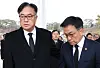 Acting President Choi Sang-mok, right, and Chief of Staff Chung Jin-suk leave the Seoul National Cemetery in Dongjak District, southern Seoul, on Jan. 1. [YONHAP]