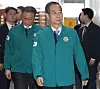 Acting president and Prime Minister Han Duck-soo returns to work at the Government Complex Seoul in central Seoul on Monday after the Constitutional Court's decision to dismiss the impeachment motion against him. [JOINT PRESS CORPS]