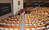 People Power Party Rep. Yoon Han-hong, at the podium, delivers a filibuster at the National Assembly after a revision to the Commercial Act to mandate the retirement of treasury shares was tabled at the plenary session of the National Assembly on Feb. 24. [YONHAP]