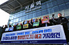Kang Cheol, head of the Korean Railway Workers’ Union, and union members chant slogans during a press conference in front of Seoul Station in central Seoul on Dec. 2, during the announcing of a planned general strike. [NEWS1]