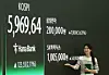 Closing share prices of Samsung Electronics and SK hynix are displayed on an electric board at Hana Bank's trading room in Jung District, central Seoul, on Feb. 24. [NEWS1]