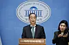 Former Prime Minister Han Duck-soo announces his bid for presidency at the National Assembly building in Yeouido, western Seoul, on May 2 [NEWS1]