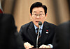 President Lee Jae Myung delivers opening remarks during a meeting with foreign ministers from Pacific island nations at the Yongsan presidential office in central Seoul on Dec. 10. The ministers are in Korea to attend the 6th Korea-Pacific Islands Foreign Ministers’ Meeting. [JOINT PRESS CORPS]
