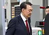 Former President Yoon Suk Yeol leaves the Seoul Central District Court in southern Seoul, after completing a pretrial detention hearing on July 9. [YONHAP]
