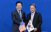 Lee Jae-myung, left, leader of the main opposition Democratic Party, shakes hands with acting U.S. Ambassador to South Korea Joseph Yun at the National Assembly on Jan. 22. [NEWS1]