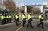 Police officials patrol the gate of the Seoul Detention Facility in Uiwang, Gyeonggi, on Jan. 22. [YONHAP]
