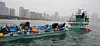 Fishermen install jellyfish-blocking nets off Haeundae Beach in Busan. [JOONGANG ILBO]