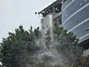 A drone carrying mosquito repellent smoke fly above the Daechi Reservoir Sports Park in Gangnam District, southern Seoul, spraying the repellent into the park on May 29. [JOONGANG ILBO]