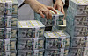 An employee organizes dollars at Hana Bank in central Seoul. [YONHAP]