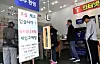 A notice informing customers of a shortage of USIM chips is posted at an SK Telecom store in Seoul on April 27. Starting April 28, SK Telecom plans to offer free replacement of USIM and eSIM chips to all subscribers. [YONHAP]