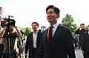 Kim Moon-soo, presidential candidate of the People Power Party, walks to a restaurant in Seoul on May 7, to discuss with former Prime Minister Han Duck-soo, an independent preliminary presidential candidate, a possible unification of their candidacies ahead of the June 3 presidential election. [JOINT PRESS CORPS]