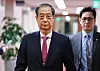 Acting President and Prime Minister Han Duck-soo enters a Cabinet meeting at the Seoul Government Complex in Jongno District, central Seoul, on April 8. [YONHAP]