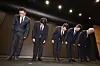SK Telecom CEO Ryu Young-sang, center, bows during a public apology session at the company’s headquarters in Jung District, central Seoul, on April 25. [NEWS1]