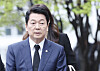 People Power Party (PPP) presidential primary candidate Ahn Cheol-soo visits the Myeongdong Cathedral in central Seoul on April 22 to pay his respects at the memorial altar for the late Pope Francis. [JOONGANG ILBO]