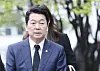 People Power Party (PPP) presidential primary candidate Ahn Cheol-soo visits the Myeongdong Cathedral in central Seoul on April 22 to pay his respects at the memorial altar for the late Pope Francis. [JOONGANG ILBO]