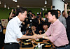 Reform Party candidate Lee Jun-seok, left, shakes hands with Rep. Ahn Cheol-soo, co-chair of the People Power Party's election committee, at a cafeteria inside the campus of Gachon University in Seongnam, Gyeonggi, on May 21. [NEWS1]