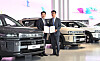 Kim Dong-wook, right, head of strategic policy division at Hyundai Motor Group, and Lee Ho-hyeon, second vice minister of trade, industry and energy, pose for a photo next to Nexo hydrogen cars after signing a fleet provision agreement in Goyang, Gyeonggi on July 22. [HYUNDAI MOTOR]