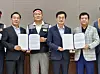 Gyeonggi Gov. Kim Dong-yeon, second from right, poses with representatives of unionized bus drivers and bus company owners in Suwon, Gyeonggi, on Wednesday, after reaching a last-minute wage hike deal to avert a general strike. [YONHAP]