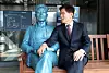 People Power Party presidential primary candidate Kim Moon-soo sits next to the statue of labor rights activist Jeon Tae-il in Jongno District, central Seoul, on April 10. [JOINT PRESS CORPS]